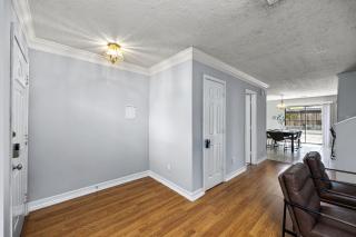 Modern Montrose 2BR Townhome Sleeps 10 with Gated Parking - 4