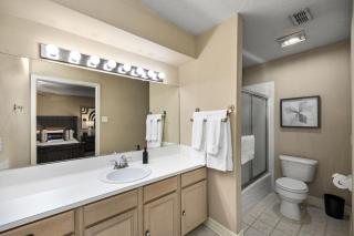 Modern Montrose 2BR Townhome Sleeps 10 with Gated Parking - 7