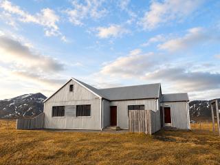 Miðhús - Private House with Lake and Glacier Views - 0