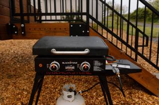 Unique Covered Wagon Tiny Home - Fire Pit - Grill - Stargazing - Sunrises - Glamping - 6