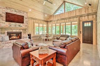Modern Greers Ferry Lake Retreat for Big Groups - 8