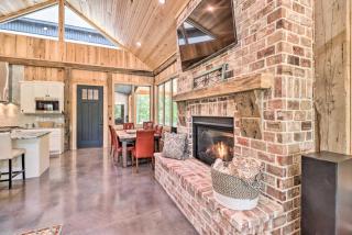 Modern Greers Ferry Lake Retreat for Big Groups - 3