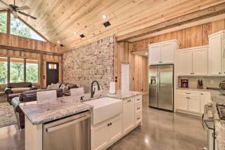 Modern Greers Ferry Lake Retreat for Big Groups - 1