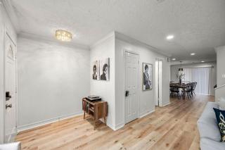 Music-Themed Montrose 2BR Townhome Sleeps 10 with Gated Parking - 3