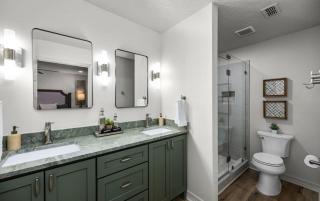 Music-Themed Montrose 2BR Townhome Sleeps 10 with Gated Parking - 6