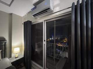 Modern Skyline Retreat Central Self Check-in - 8