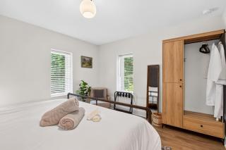 Towering Oaks Cottage - 1