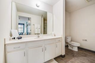 Downtown Chicago Stay with Free In & Out Parking 3 - 2