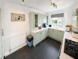 Stylish Glasgow Apartment with Balcony and Free Parking - 6