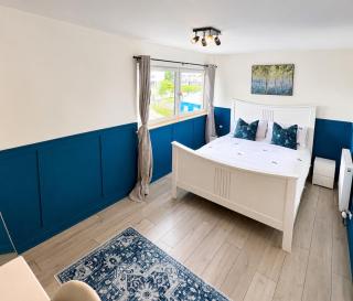 Stylish Glasgow Apartment with Balcony and Free Parking - 2