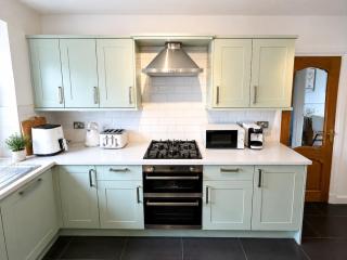 Stylish Glasgow Apartment with Balcony and Free Parking - 8