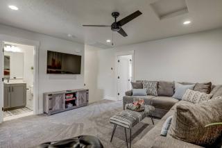 Stunning Home - Private Hot Tub, Heated Pool - Great Location - 3