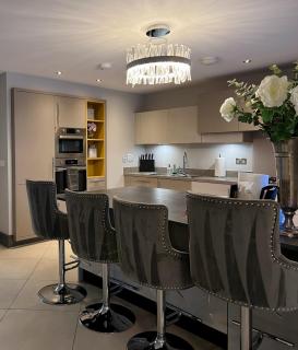 Luxury Durham Home, Sleeps up to 12, Free Parking - 9