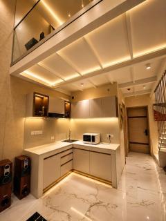 Luxury duplex with pool view in Gurugram stay - 9