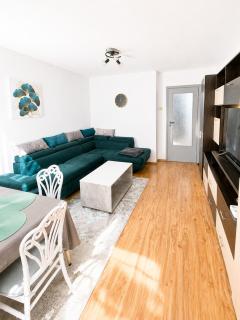 Bright & Cozy Apartment with Sunset View - 8
