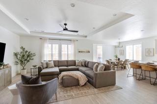 3 Master Ensuites King Beds, Hot Tub, Pool, Lazy River - 0