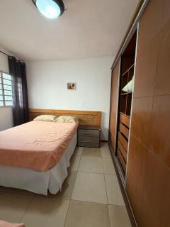 Quarto, sala, cozinha e banheiro - ar condicionado - á 2 minutos da praia do Porto da barra-301-40 - 3