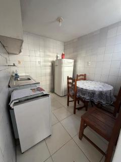 Quarto, sala, cozinha e banheiro - ar condicionado - á 2 minutos da praia do Porto da barra-301-40 - 6