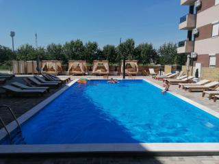 Kristi Lux NEW 1-bedroom apartment with Pool, Balcony and FREE Parking - 2