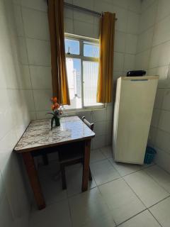 Quarto, sala, cozinha e banheiro - 2 minutos da praia do porto da barra - ar condicionado - 5