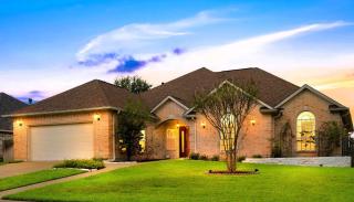 Luxury Home with Gourmet Kitchen - 3 Miles to A&M, Sleeps 14 - 0