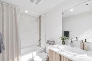 Charming 2BR Suite in Gastown Close to Waterfront SkyTrain Station - 1