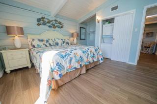 Authentic Near Beach House - Sleeps 16 - 5 Bedr home - 5