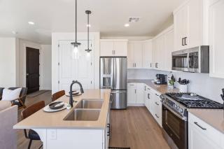 Pet Friendly-Sleeps 10 Perfect Location Arcade, EV - 1