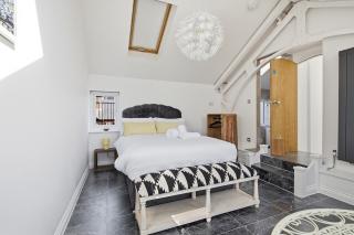 6BR Triplex | Pool Table | Rooftop Garden - 3