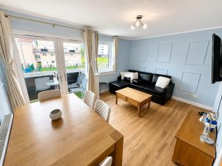 Stylish Glasgow Apartment with Balcony and Free Parking - 9