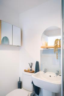 Spacious 4 Bed - Sleeps 6 - Private Parking - Contractors - 2