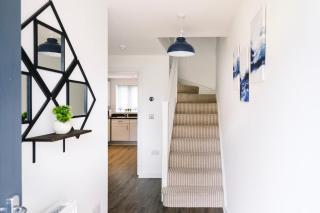 Spacious 4 Bed - Sleeps 6 - Private Parking - Contractors - 1