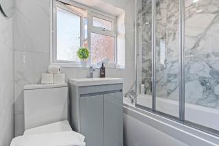 Modern 3BR House - Free Parking - Near UHCW - WiFi - 8