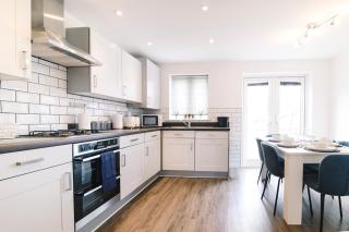 Spacious 4 Bed - Sleeps 6 - Private Parking - Contractors - 5