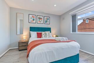 Modern 3BR House - Free Parking - Near UHCW - WiFi - 3