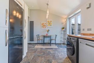 Modern 3BR House - Free Parking - Near UHCW - WiFi - 2