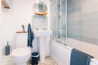 Spacious 4 Bed - Sleeps 6 - Private Parking - Contractors - 6