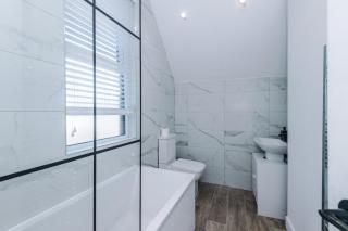 Boutique Home MCR with Games Table, Sleeps 9 - 2