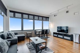 Downtown Chicago Stay with Free In & Out Parking 5 - 9
