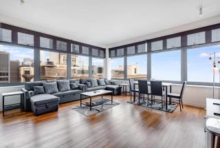 Downtown Chicago Stay with Free In & Out Parking 5 - 8