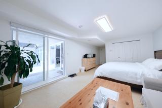 Cozy King Suite Near Ferry & Beach - 0