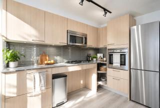 Spacious 2BR Walk to Canada Place - 3