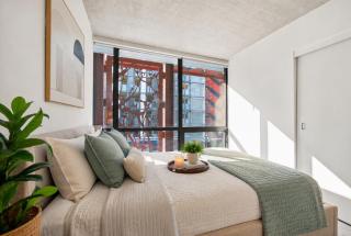 Spacious 2BR Walk to Canada Place - 4