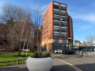 Stunning 2-Bed Retreat in Central Glasgow - 9