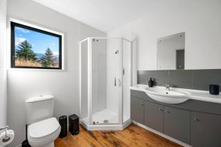 Wanaka close to town Modern with a Fireplace and Heat pumps Sleeps 6 - Wanaka - 5