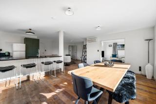 Wanaka close to town Modern with a Fireplace and Heat pumps Sleeps 6 - Wanaka - 2