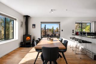 Wanaka close to town Modern with a Fireplace and Heat pumps Sleeps 6 - Wanaka - 1