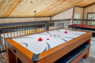 Broken Bow Cabin with Hot Tub and Game Room - 5