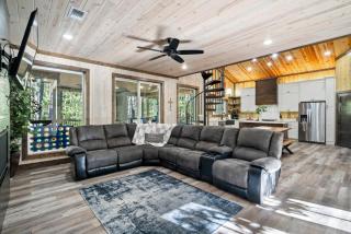 Broken Bow Cabin with Hot Tub and Game Room - 4