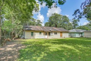 4 Mi to Sabine River! Extended Escape w/ Yard - 9
